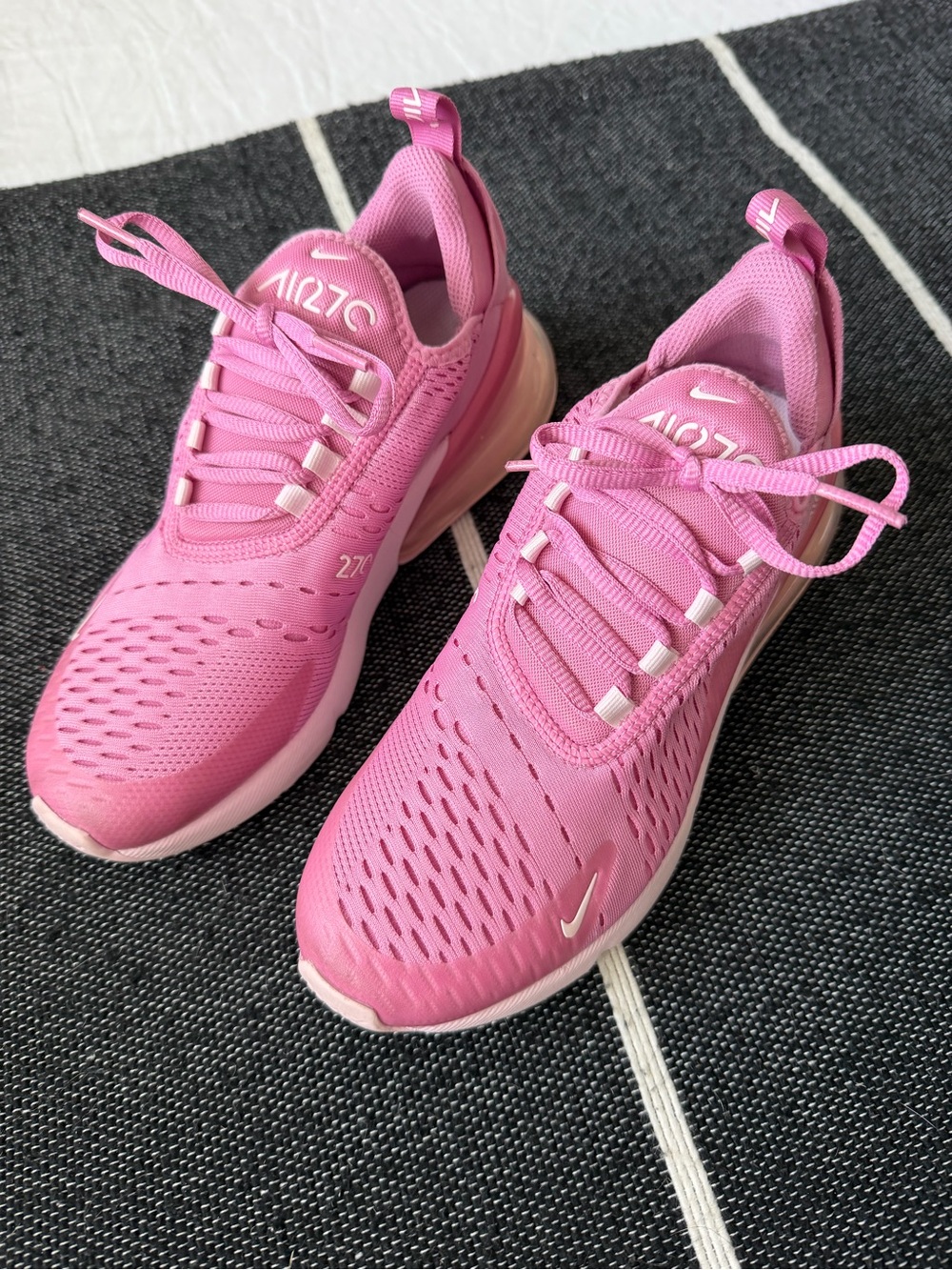 Nike AirMax 270 BIG KID 5.5 which is a women’s 6.6/7 runs narrow EUC